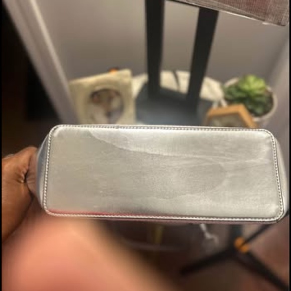 Michael Kors Charlotte Large Tote ShoulderBag. Metallic Silver and White Color. - Picture 5 of 10